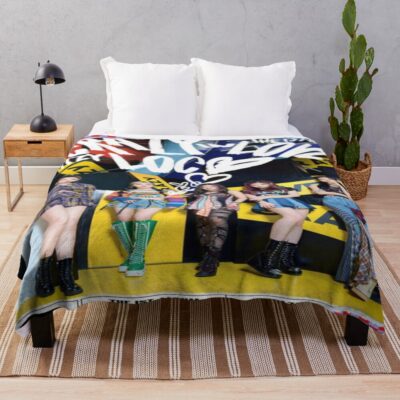 ITZY Crazy In Love Poster Throw Blanket